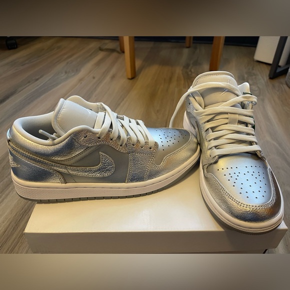 NWT Women’s Nike Jordan Air 1 Low SE Sneakers Metallic Silver/Photon Dust - Picture 1 of 11